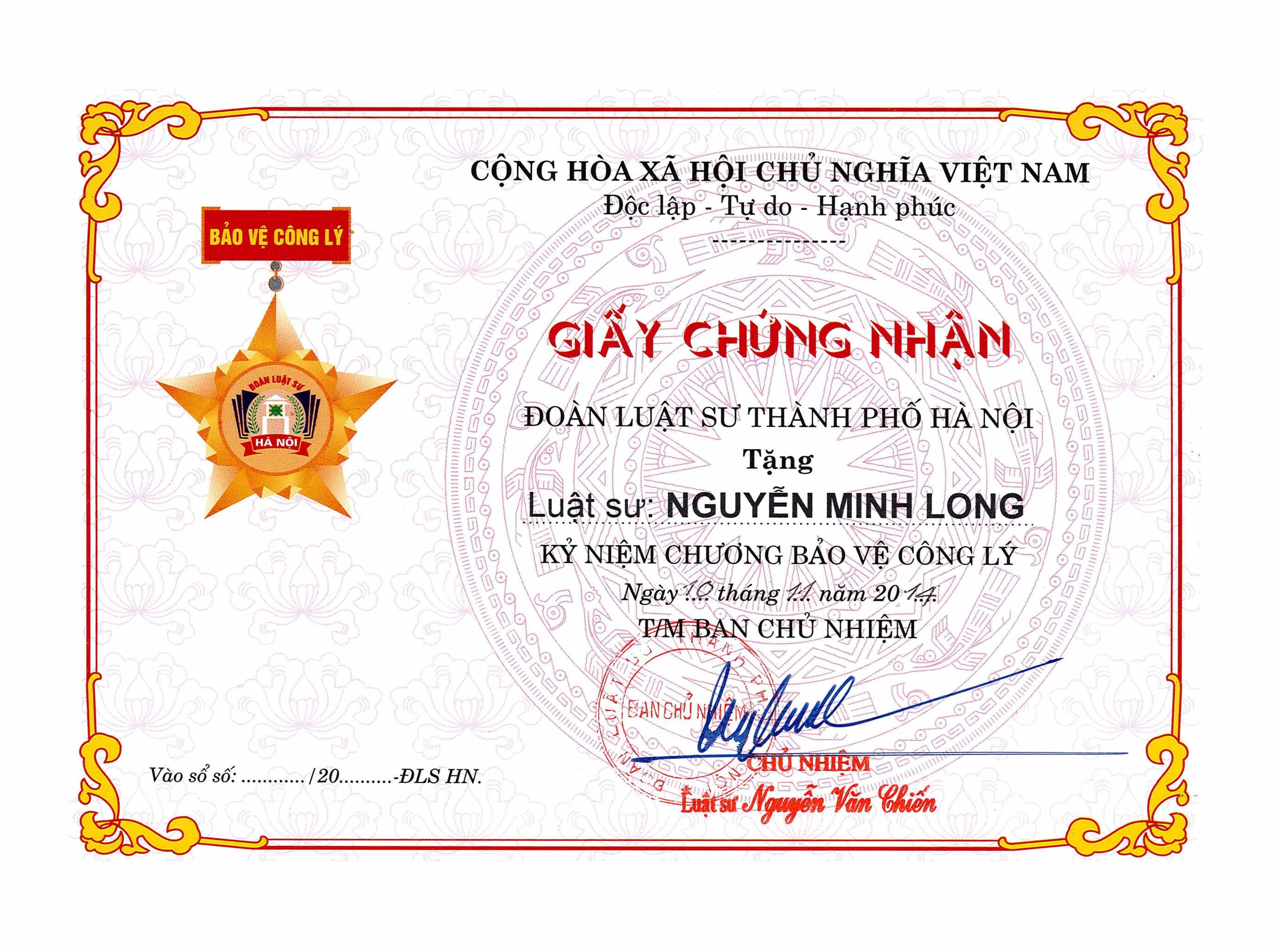 Luật sư Nguyễn Minh Long được Đoàn luật sư Hà Nội trao tặng kỷ niệm chương vì luật sư